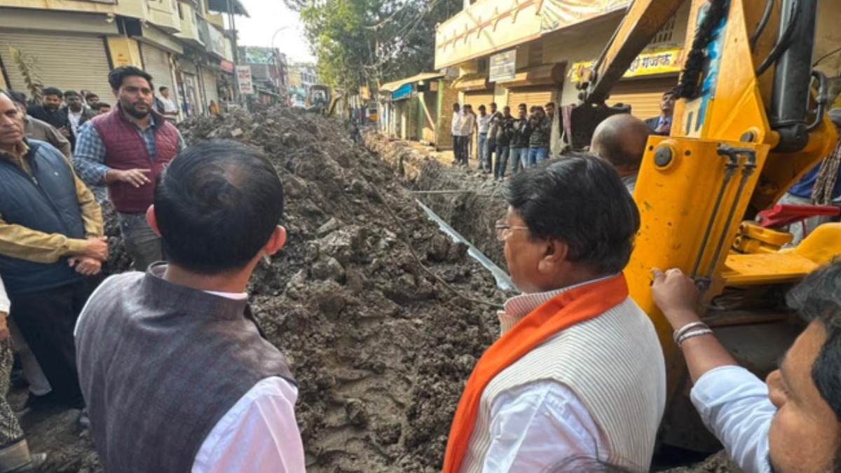 भागीरथपुरा पहुंचे मंत्री विजयवर्गीय और महापौर, नई पाइपलाइन का किया निरिक्षण