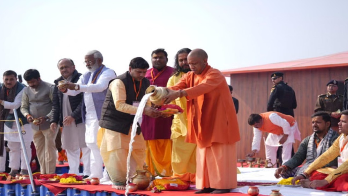 प्रयागराज पहुंचे सीएम योगी, संगम में किया विधिवत स्नान और पूजन, कई कार्यक्रमों में लिया हिस्सा