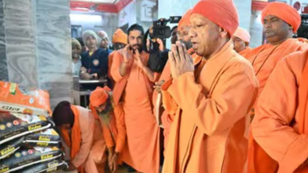 मकर संक्रांति पर गोरखनाथ मंदिर में सीएम योगी ने की पूजा, प्रदेशवासियों को दी बधाई