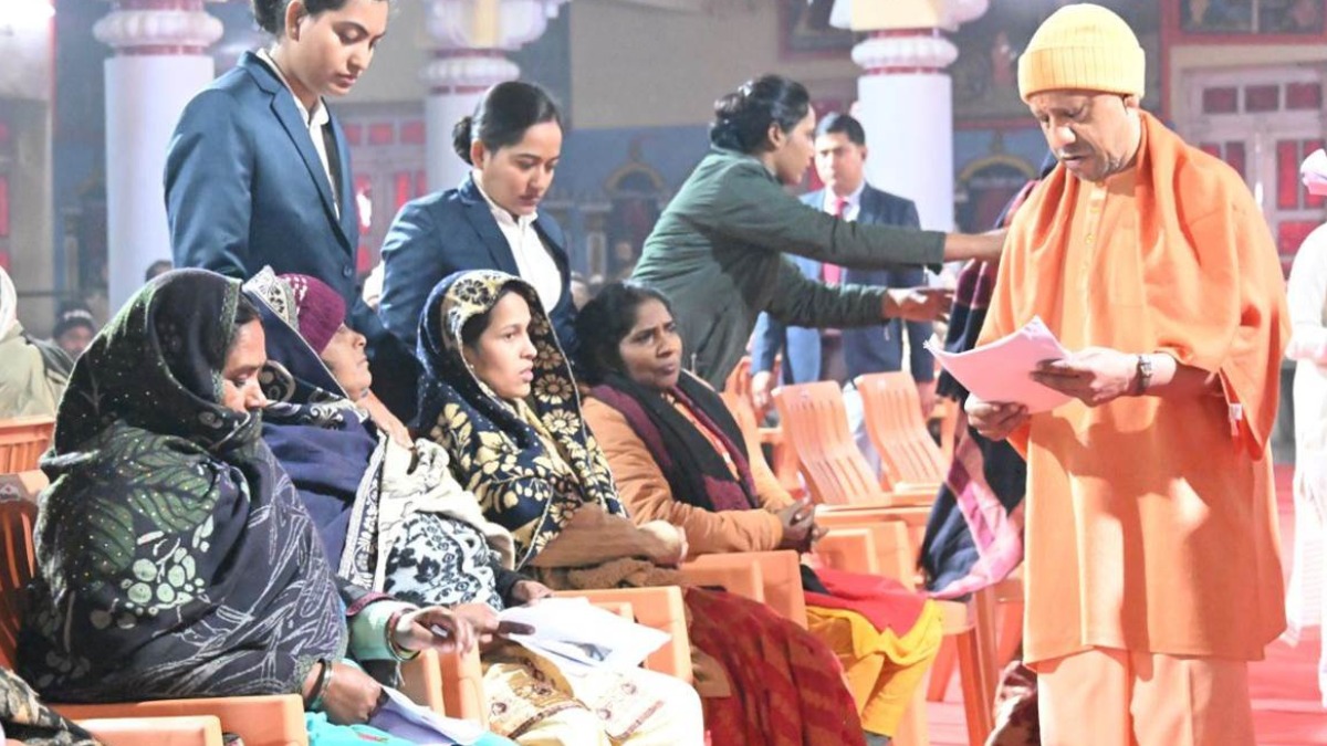 व्यस्त शिड्यूल के बावजूद जनता के बीच पहुंचे सीएम योगी, गुरु गोरक्षनाथ की पूजा में भी हुए शामिल
