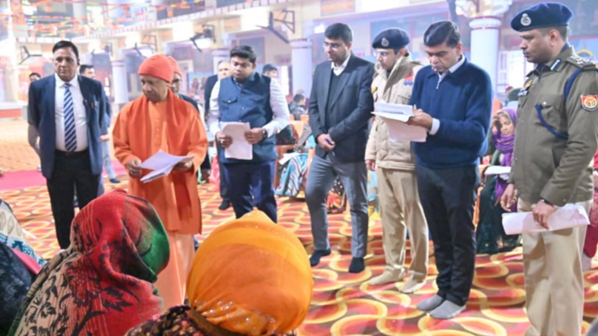 गोरखनाथ मंदिर में सीएम योगी का जनता दर्शन, अफसरों को त्वरित कार्रवाई के दिए निर्देश