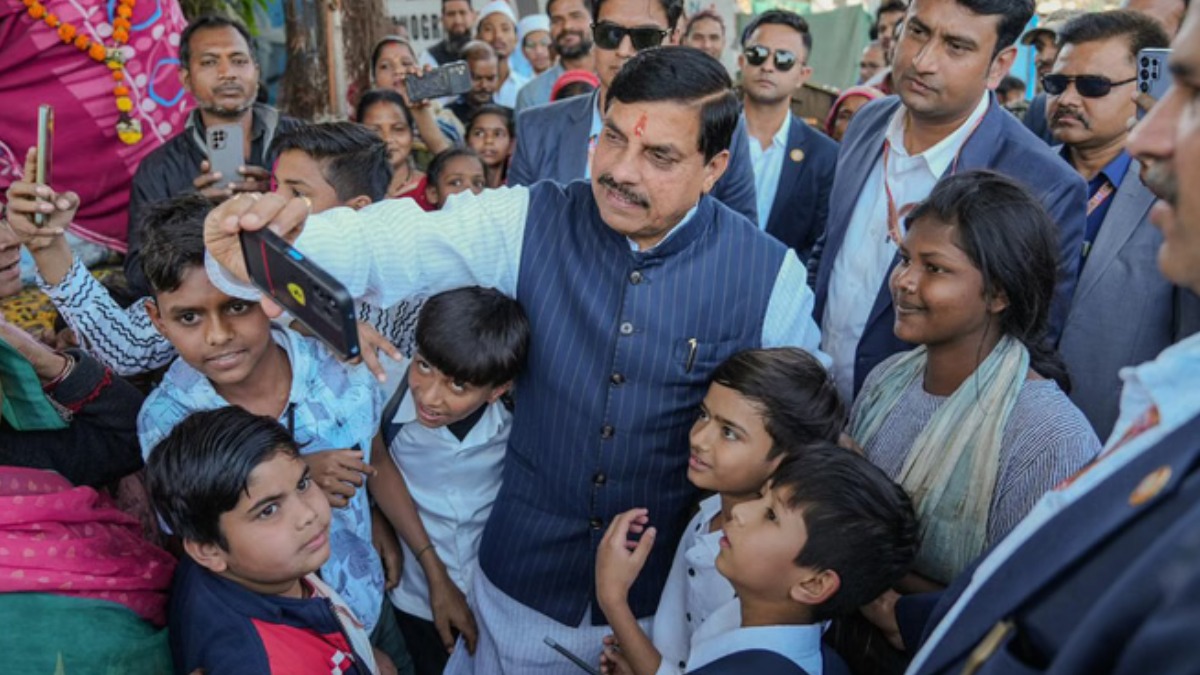 महिला के अनुरोध पर सीएम ने रुकवाया काफिला, स्कूली बच्चों के साथ ली सेल्फी और पढ़ाई पर की चर्चा