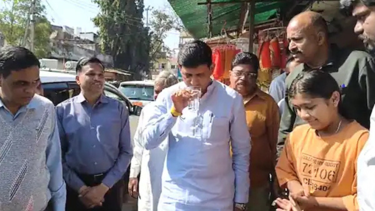 भागीरथपुरा जाकर मेयर ने खुद पीके दिखाया पानी, लोगों को फिर भी नहीं हो रहा भरोसा