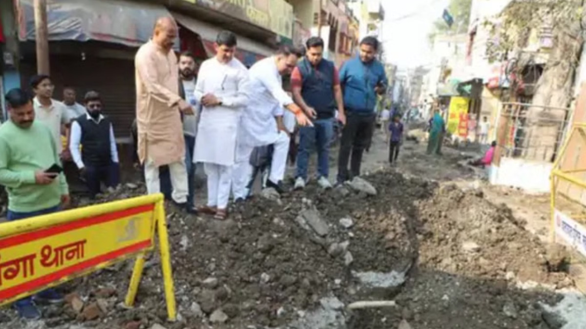 भागीरथपुरा की सड़कों पर महापौर का दौरा, नर्मदा पाइपलाइन का कर रहे निरीक्षण, लोग बोले…