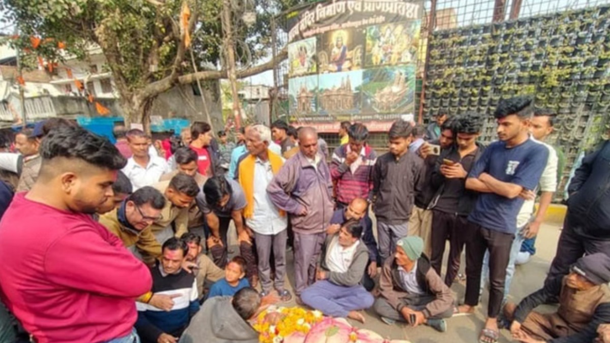 भागीरथपुरा में लोगों का आक्रोश, प्रशासन ने पानी से हुई मौत को नकारा, बीच सड़क पर शव रख कर किया प्रदर्शन