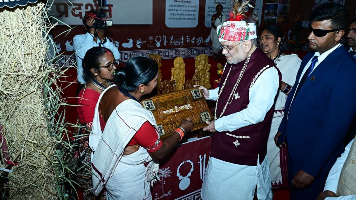 अमित शाह ने देखा बस्तर की जनजातीय विरासत का वैभव, विजेता दलों से मिलकर बढ़ाया उत्साह