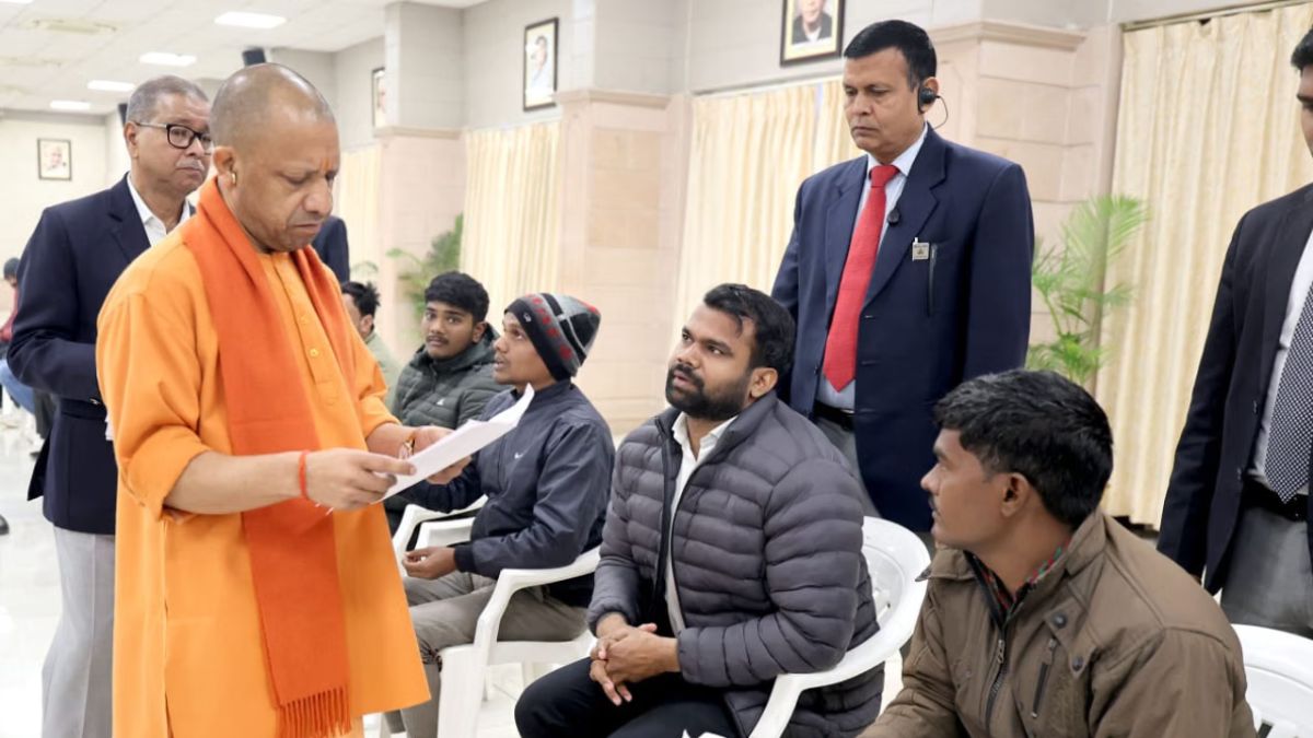 अवैध कब्जा बर्दाश्त नहीं… अफसरों को सीएम योगी का आदेश, बोले- दोषियों पर लगातार सख्त एक्शन लें