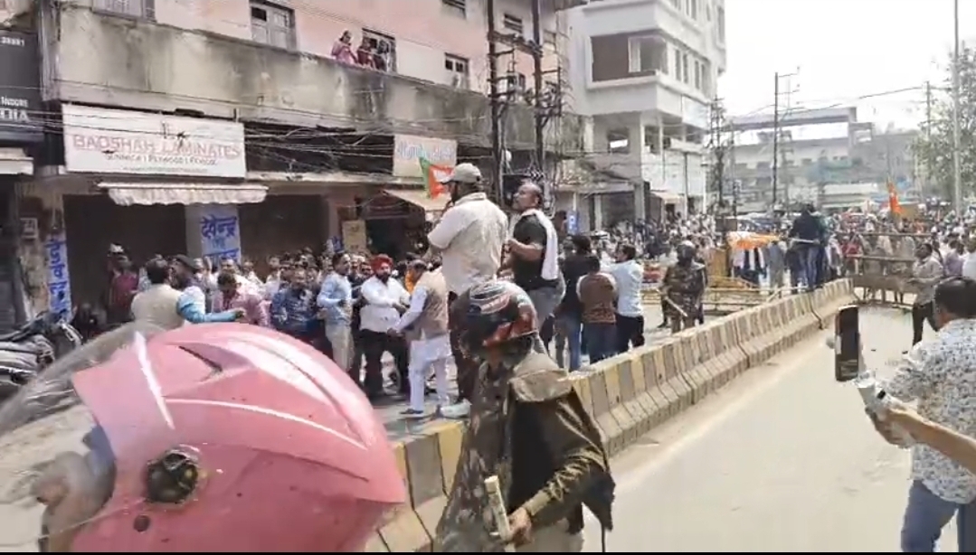 इंदौर के गांधी भवन के बाहर बीजेपी-कांग्रेस कार्यकर्ताओं में बवाल, पथराव के बीच पुलिस ने चलाई वाटर कैनन, पत्रकार और SI समेत कई घायल