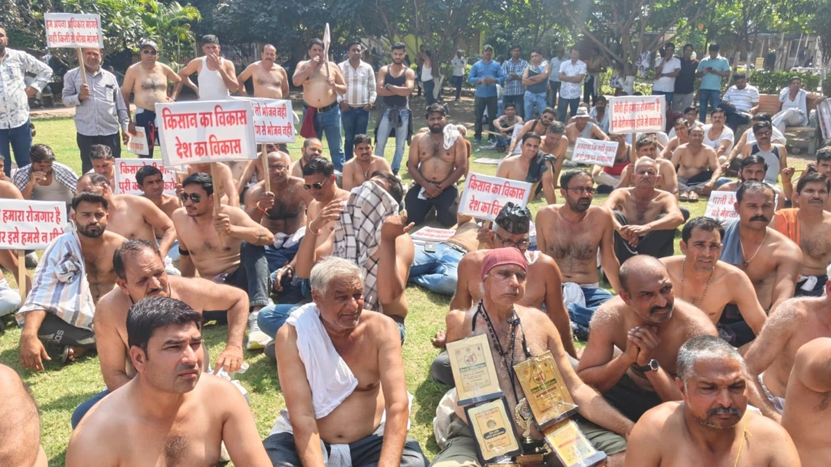 इंदौर में उग्र हुआ किसान आंदोलन, अर्धनग्न प्रदर्शन कर पूर्वी रिंग रोड व इंदौर–मनमाड़ रेल प्रोजेक्ट का जताया विरोध