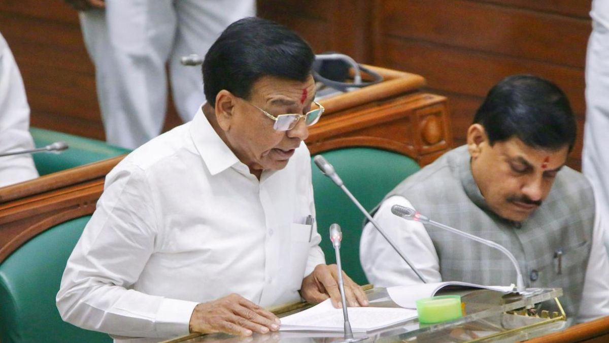 आंखों में भावी सपनों की झिलमिल है, अभी हमको तय करनी एक मंजिल है… वित्त मंत्री Jagdish Devda ने बजट भाषण में सुनाई शायरियां