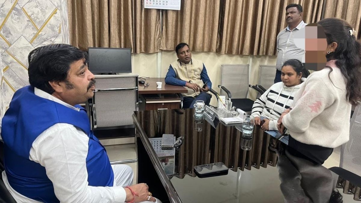 इंदौर नगर निगम में मचा बवाल, एमआईसी मेंबर मनीष मामा ने कर्मचारी को रिश्वत लेते पकड़ा, देखें वीडियो