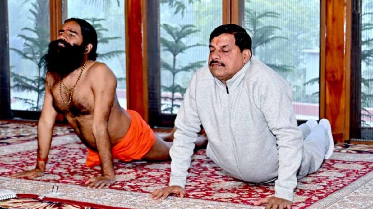 शीर्षासन से छाए सीएम मोहन यादव, बाबा रामदेव संग योग की तस्वीरें हुई वायरल