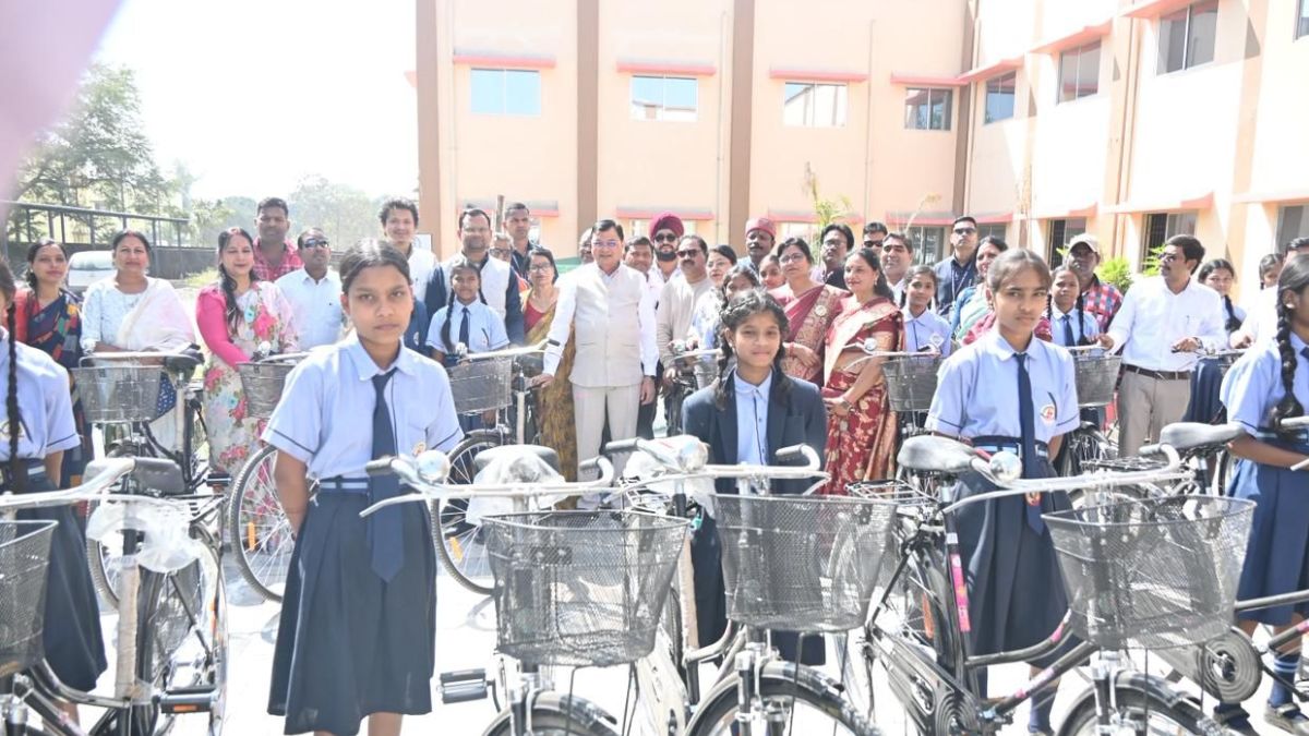 कोरबा में उद्योग मंत्री ने छात्राओं को बांटी साइकिल, बोले – खूब पढ़े-खूब बढ़े