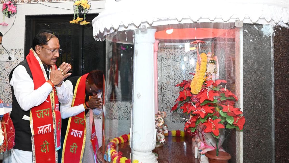 मुख्यमंत्री विष्णुदेव साय ने महालक्ष्मी मंदिर में की पूजा-अर्चना, प्रदेशवासियों की सुख-समृद्धि कामना की