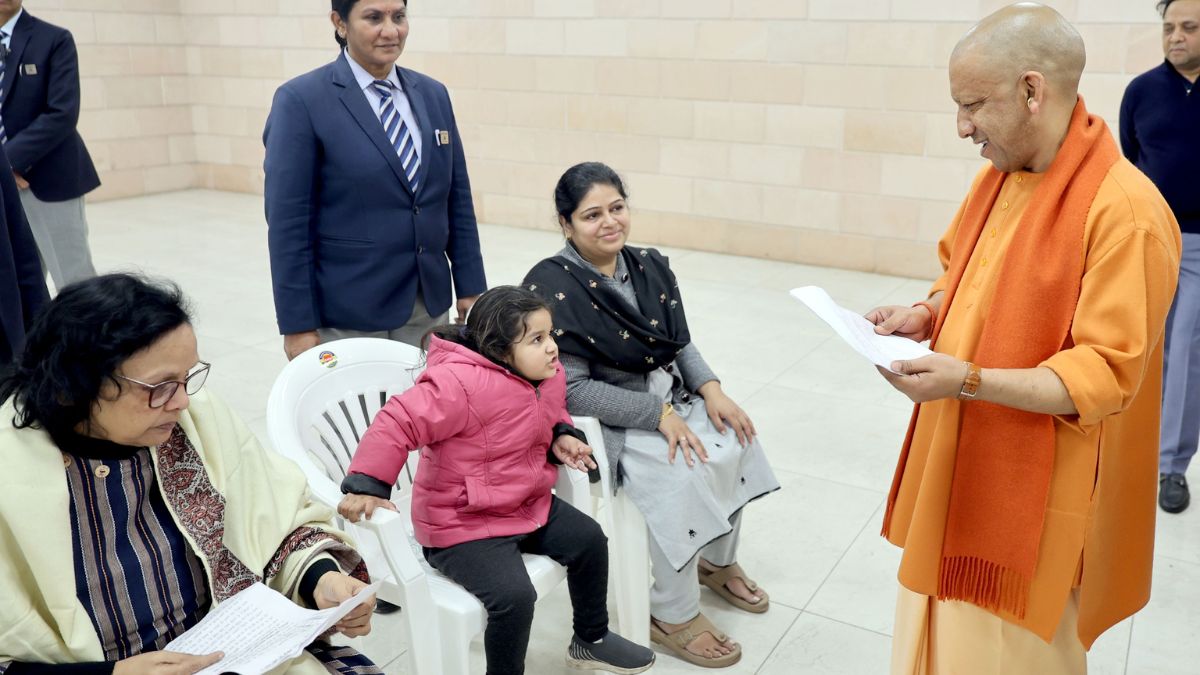 जनता दर्शन में CM योगी ने सुनी बच्ची की कविता ‘हम शेर बच्चे है’… तत्काल दिया अच्छे स्कूल में दाखिले का निर्देश