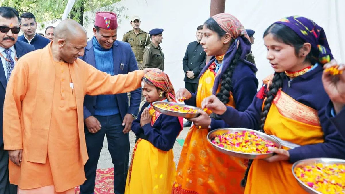 पैतृक गांव पंचूर में सीएम योगी ने बच्चों को दुलारा, बोले – हम भी तेरे दादा लगते है…