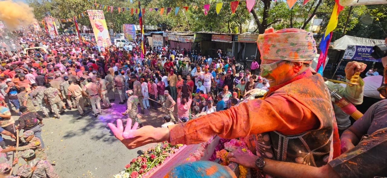 उज्जैन में महाकाल की पारंपरिक गेर में शामिल हुए सीएम मोहन यादव, शस्त्र पूजन कर जनता के साथ खेली रंगपंचमी