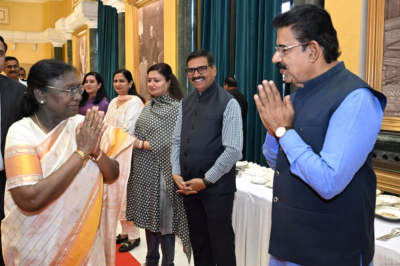 राष्ट्रपति भवन के ब्रेकफास्ट में इंदौरी पोहा देख खुश हुए सांसद शंकर लालवानी, अन्य सांसदों ने भी की जमकर तारीफ