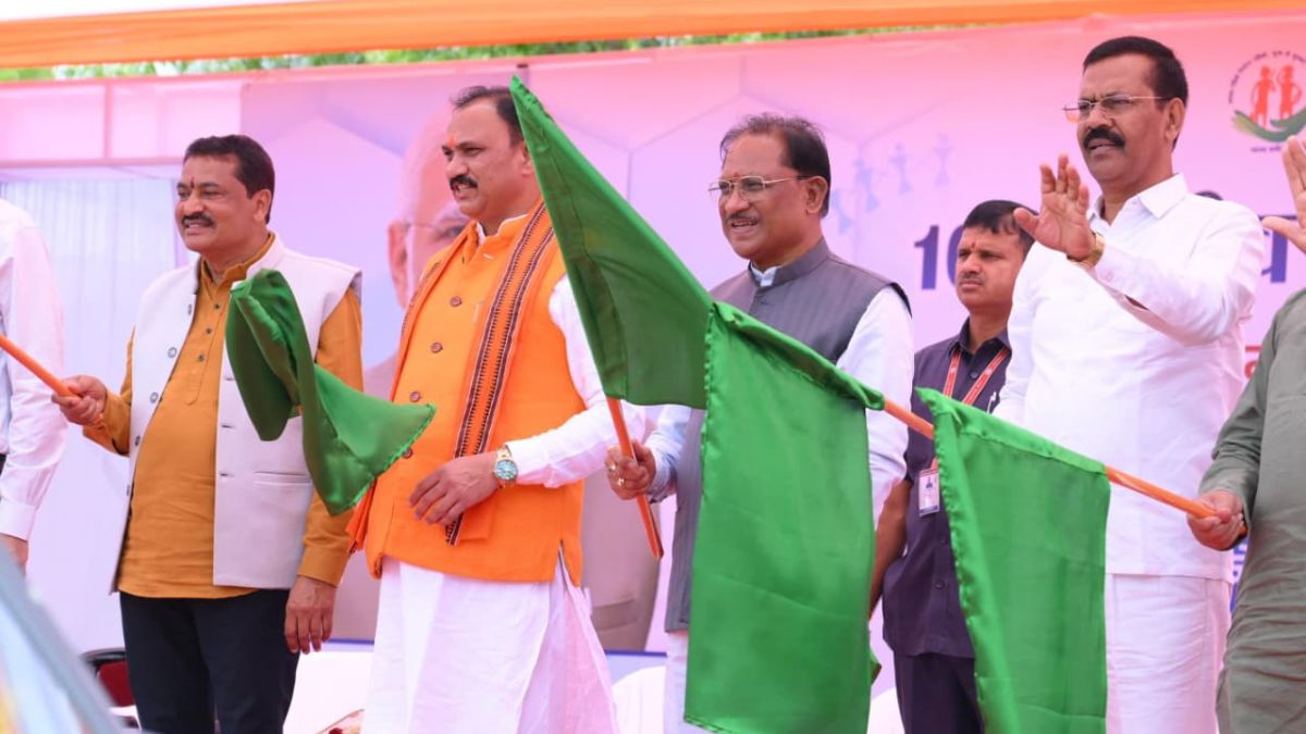 छत्तीसगढ़ की लाइफ लाइन हुई सशक्त, सीएम साय ने 370 नई एम्बुलेंस को दिखाई हरी झंडी