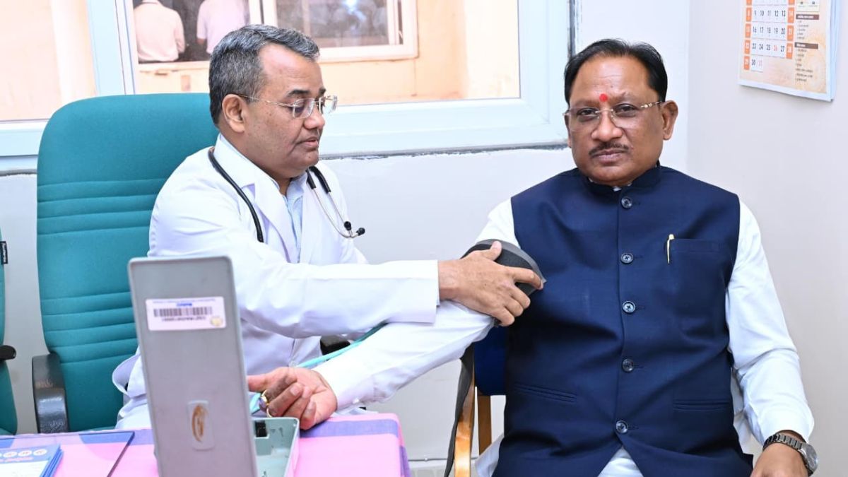 मुख्यमंत्री विष्णुदेव साय ने विधानसभा परिसर में तीन दिवसीय स्वास्थ्य शिविर का किया शुभारंभ