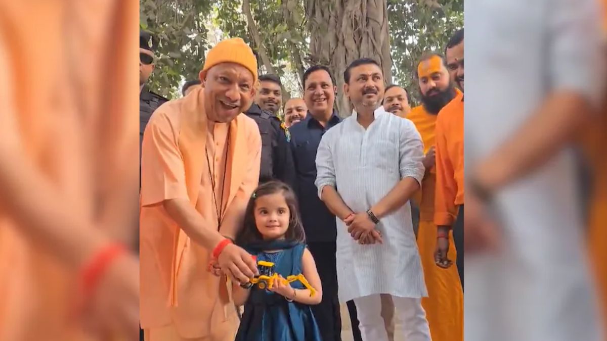 गोरखपुर: मुख्यमंत्री योगी ने जनता दर्शन में सुनी 200 समस्याएं , 5 वर्षीय बच्ची ने दिय ‘बुलडोजर’