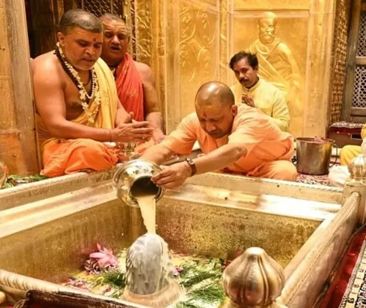 योगी आदित्यनाथ ने काशी विश्वनाथ और काल भैरव मंदिर में की पूजा-अर्चना, बच्चों के साथ मनाई होली