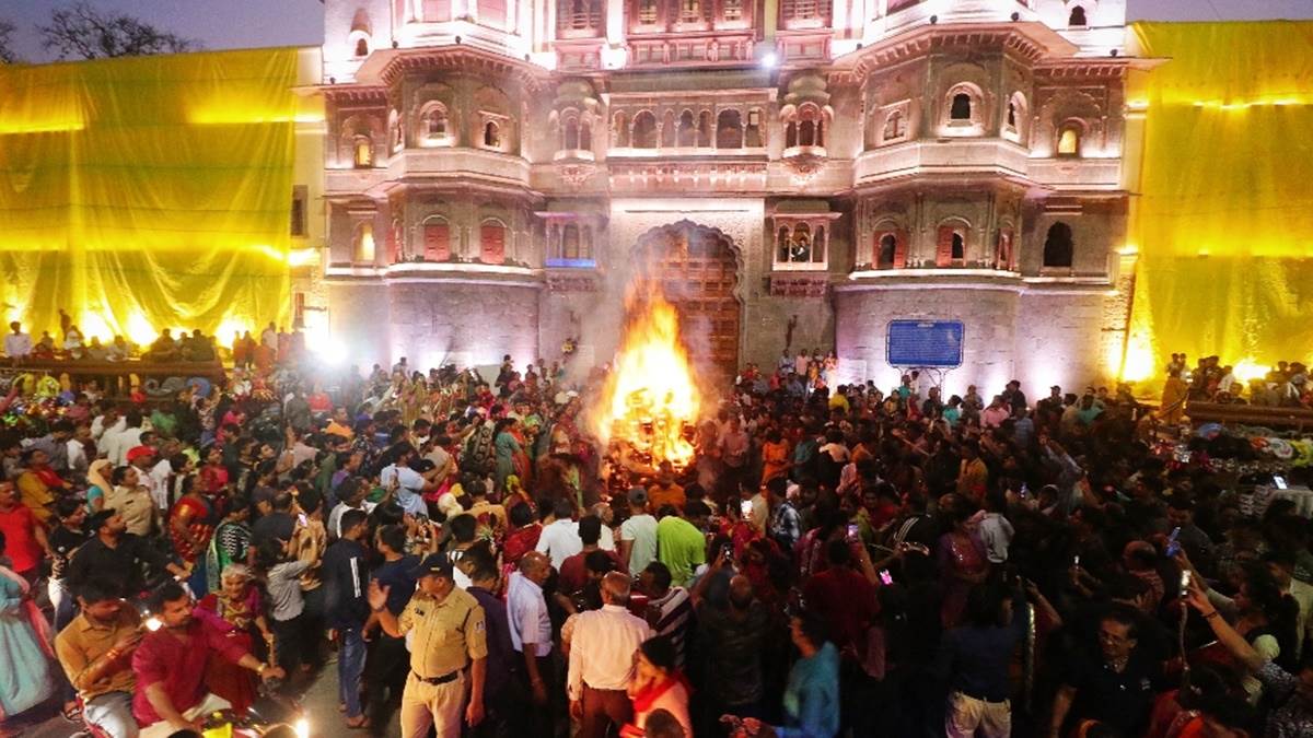 Holi 2026: इंदौर के राजवाड़ा पर 300 साल पुरानी होलिका दहन परंपरा कायम, अब प्रशासनिक संरक्षण में शाही विरासत
