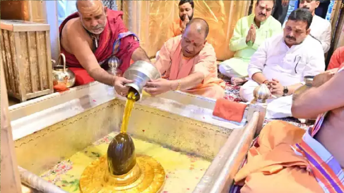 योगी आदित्यनाथ ने काशी विश्वनाथ और काल भैरव मंदिर में की पूजा-अर्चना, बच्चों के साथ मनाई होली
