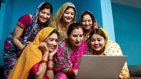 आंगनबाड़ी कार्यकत्रियों को बड़ी सौगात, योगी सरकार ने दिए आयुष्मान कार्ड से 5 लाख तक इलाज की सुविधा