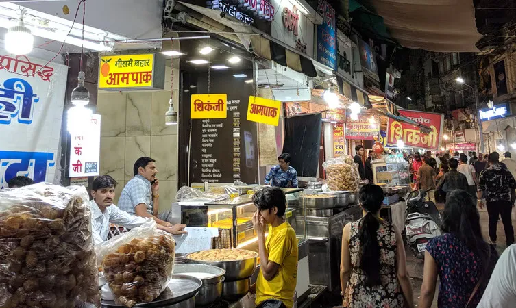 गैस सिलेंडर संकट से सराफा चौपाटी हुई प्रभावित, कई फूड स्टॉल हुए बंद, कुछ दुकानदारों ने इंडक्शन से संभाला काम