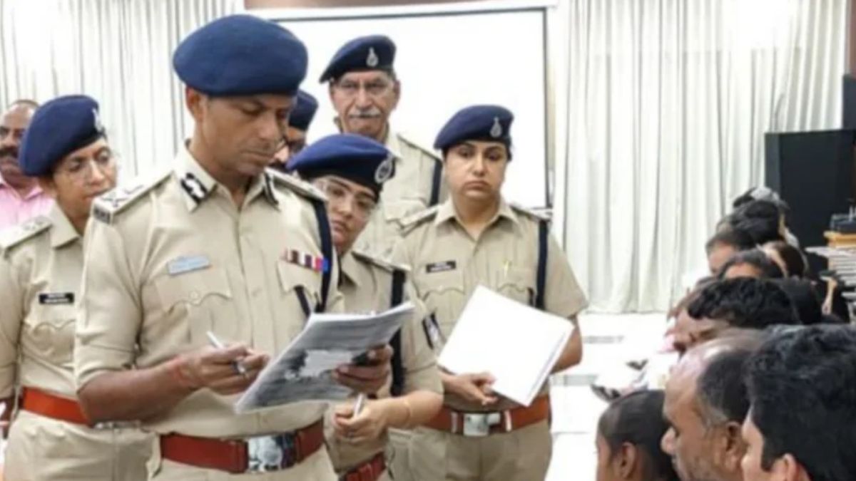 सालों से भटक रहा था बुजुर्ग… इंदौर पुलिस ने जनसुनवाई में मिनटों में सुलझा दिया प्लॉट का मामला