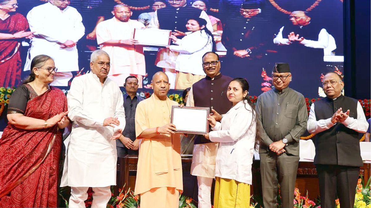 लखनऊ में सीएम योगी ने छह अंतरराष्ट्रीय खिलाड़ियों को सौंपे नियुक्ति पत्र, Rinku Singh बने क्षेत्रीय क्रीड़ा अधिकारी