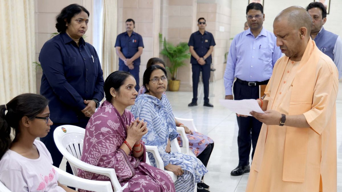 लखनऊ में सीएम योगी ने जनता दर्शन में सुनीं 100 से अधिक समस्याएं, अधिकारियों को दिए निर्देश