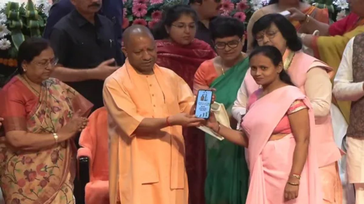 महिलाओं को सशक्त बनाने की बड़ी पहल, सीएम योगी आदित्यनाथ ने दिए स्मार्टफोन और जॉब लेटर