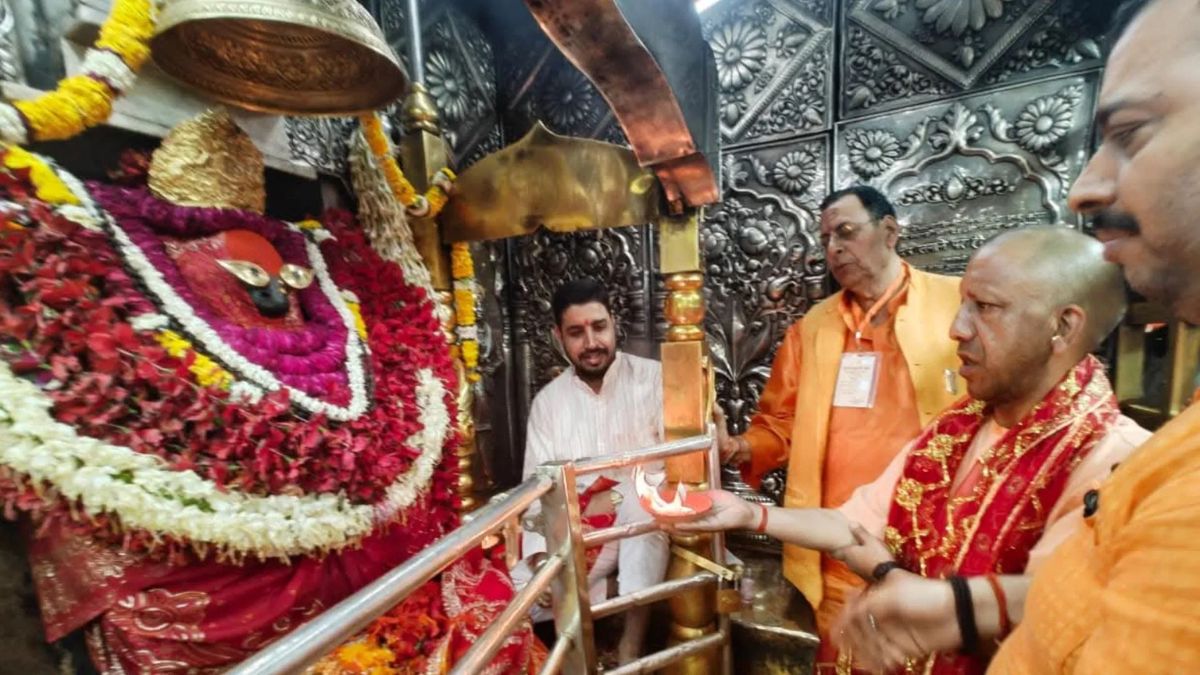 CM योगी आदित्यनाथ का मिर्ज़ापुर दौरा: मां विंध्यवासिनी के किए दर्शन, स्थानीय विधायकों ने किया स्वागत