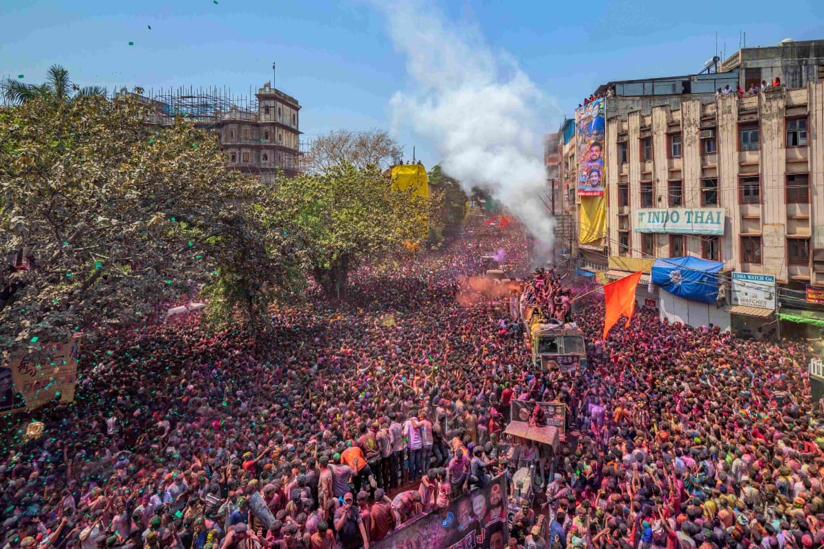 इंदौर की गेर में उमड़ेगा जनसैलाब, छतों की ऑनलाइन बुकिंग हुई शुरू, रविवार को होगा डबल धमाल
