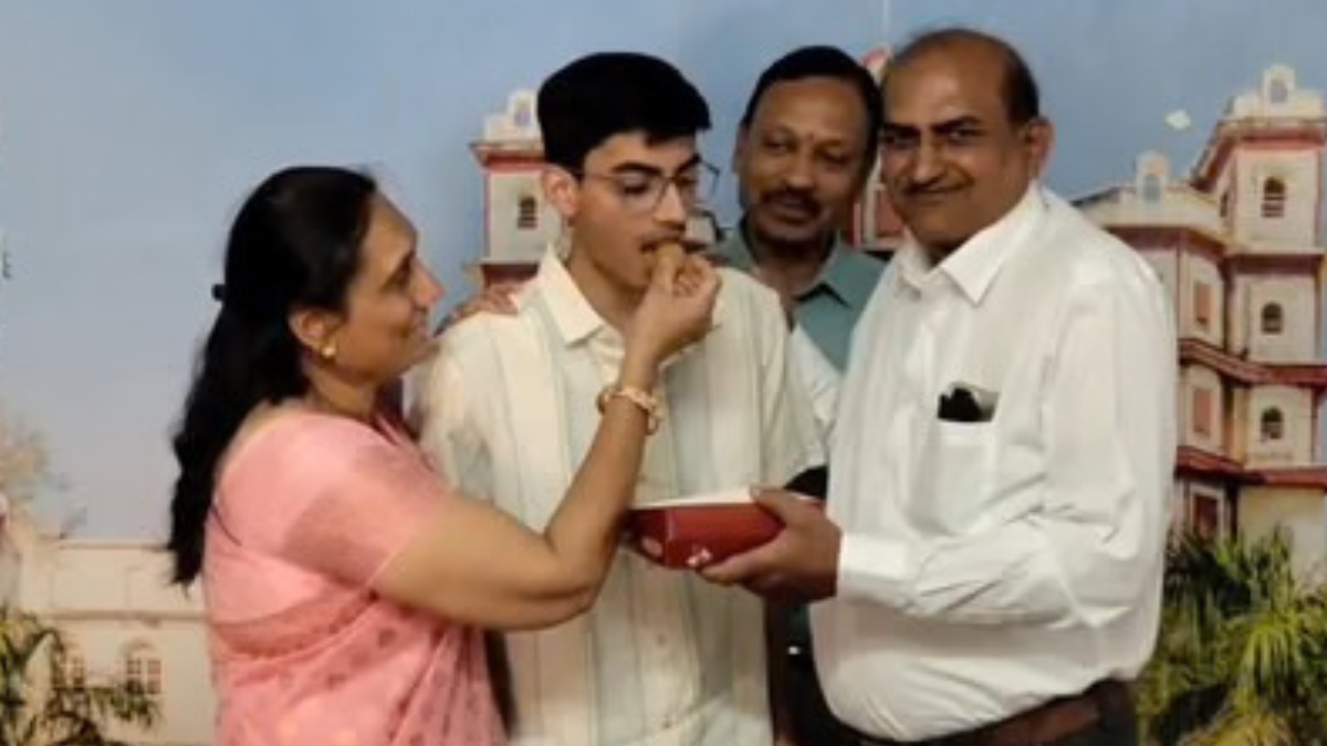 सोशल मीडिया से बनाई दूरी, सेल्फ स्टडी कर अथर्व देशमुख ने इंदौर में किया टॉप