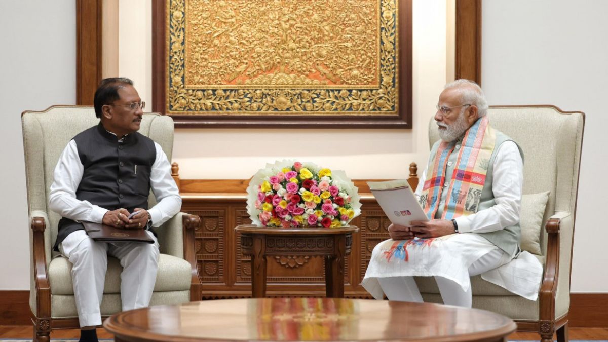 बस्तर 2.0 की शुरुआत : मुख्यमंत्री साय ने पीएम मोदी को दिया आमंत्रण, विकास का ब्लूप्रिंट सौंपा