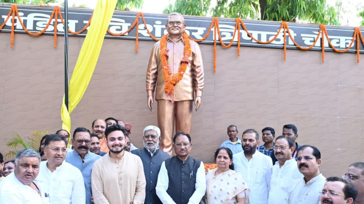 मुख्यमंत्री विष्णु देव साय ने अम्बिकापुर में भटगांव विधानसभा के पूर्व विधायक पंडित रविशंकर त्रिपाठी की प्रतिमा का किया अनावरण