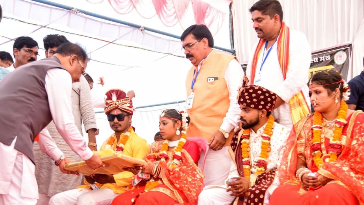छत्तीसगढ़ में सामूहिक विवाह बना सामाजिक एकता का उत्सव, मुख्यमंत्री ने 13 नवदंपतियों को दिया आशीर्वाद