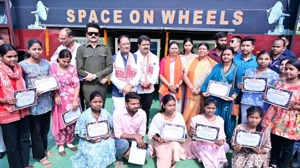 ‘स्पेस ऑन व्हील्स’ बना जशपुर के बच्चों के लिए अंतरिक्ष ज्ञान का चलता-फिरता विद्यालय