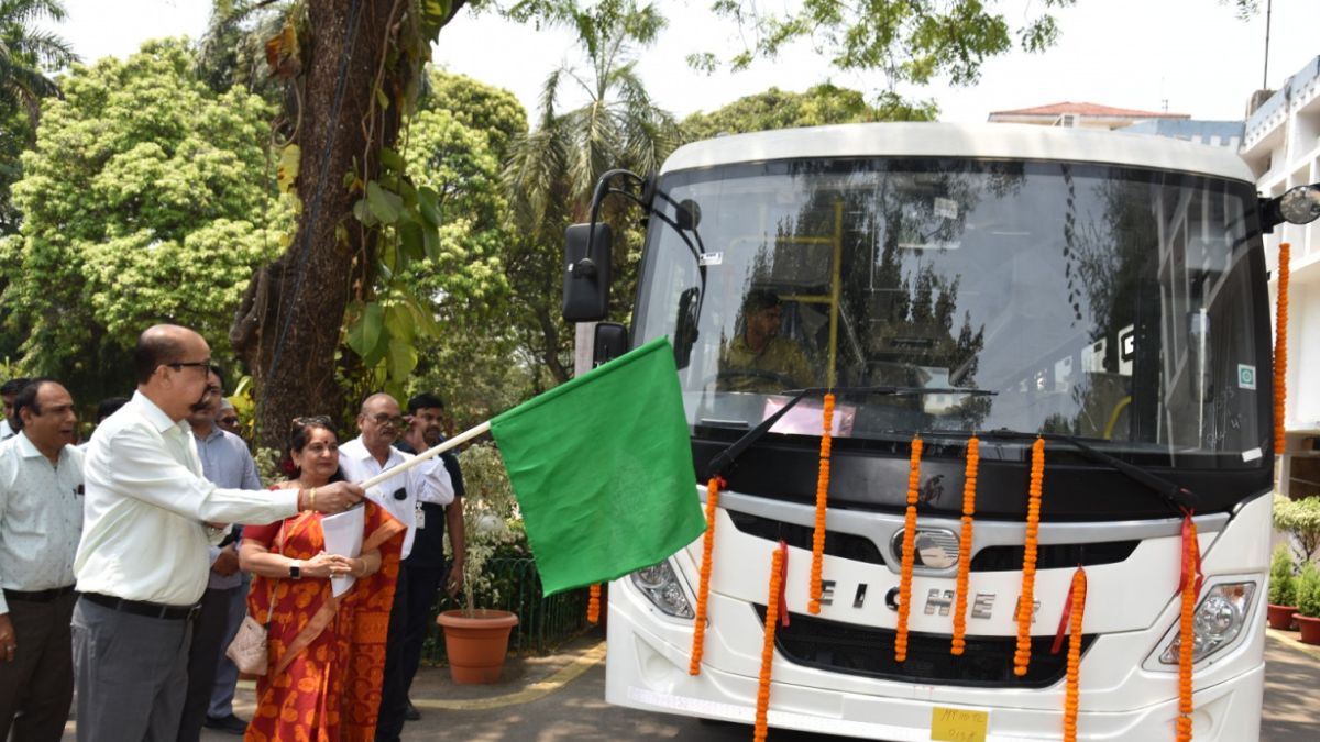 राज्यपाल डेका ने खैरागढ़ विश्वविद्यालय की नई बस को दिखाई हरी झंडी