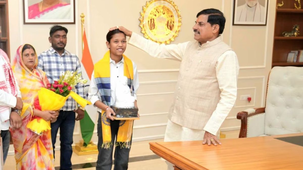 पन्ना की प्रतिभा सोलंकी ने 10वीं बोर्ड में 499 अंक पाकर प्रदेश में किया टॉप, सीएम यादव ने 1 लाख रुपए देकर किया सम्मानित