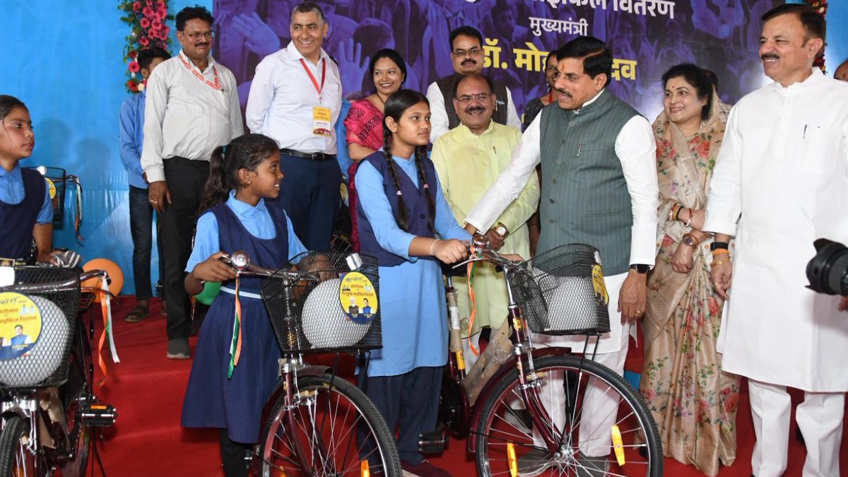 अब स्कूल जाना होगा आसान, सीएम मोहन यादव ने बच्चों को बांटी फ्री साइकिल, लॉन्च किया बड़ा अभियान