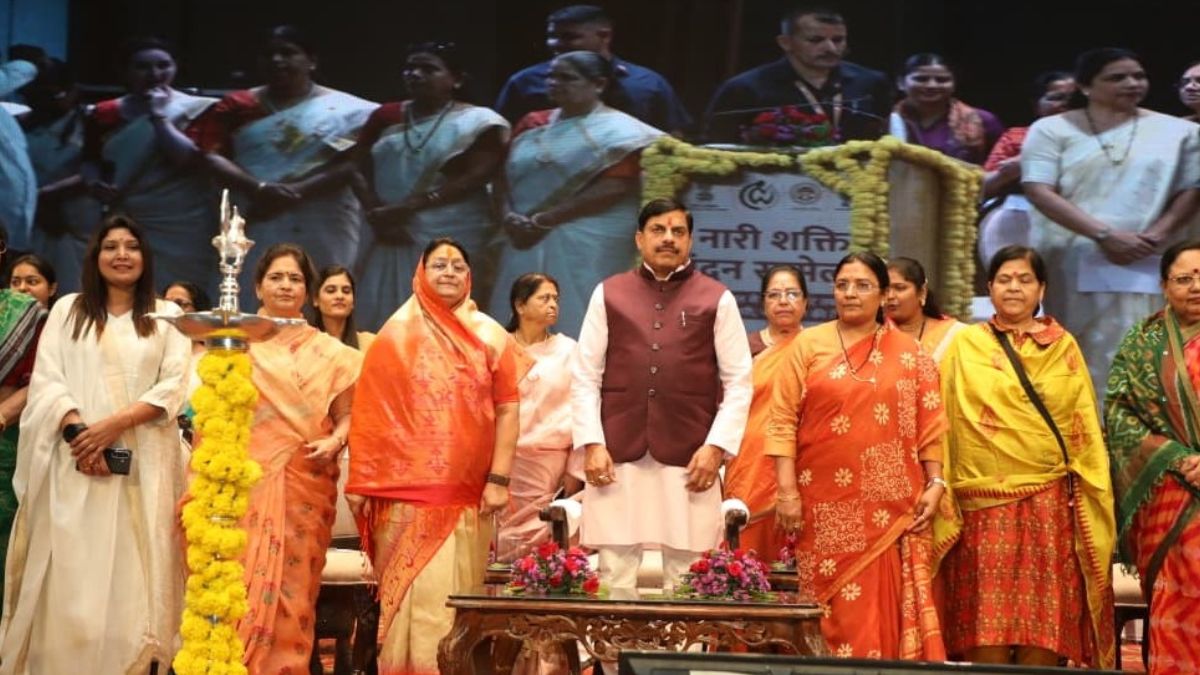 इंदौर में नारी शक्ति वंदन सम्मलेन में शामिल हुए सीएम मोहन यादव, स्टेज पर मुख्यमंत्री के साथ सिर्फ महिलाएं रही मौजूद