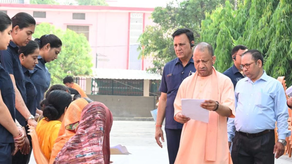 गोरखपुर में सीएम योगी का जनता दर्शन, 200 लोगों की सुनी समस्याएं, तुरंत दिए निर्देश