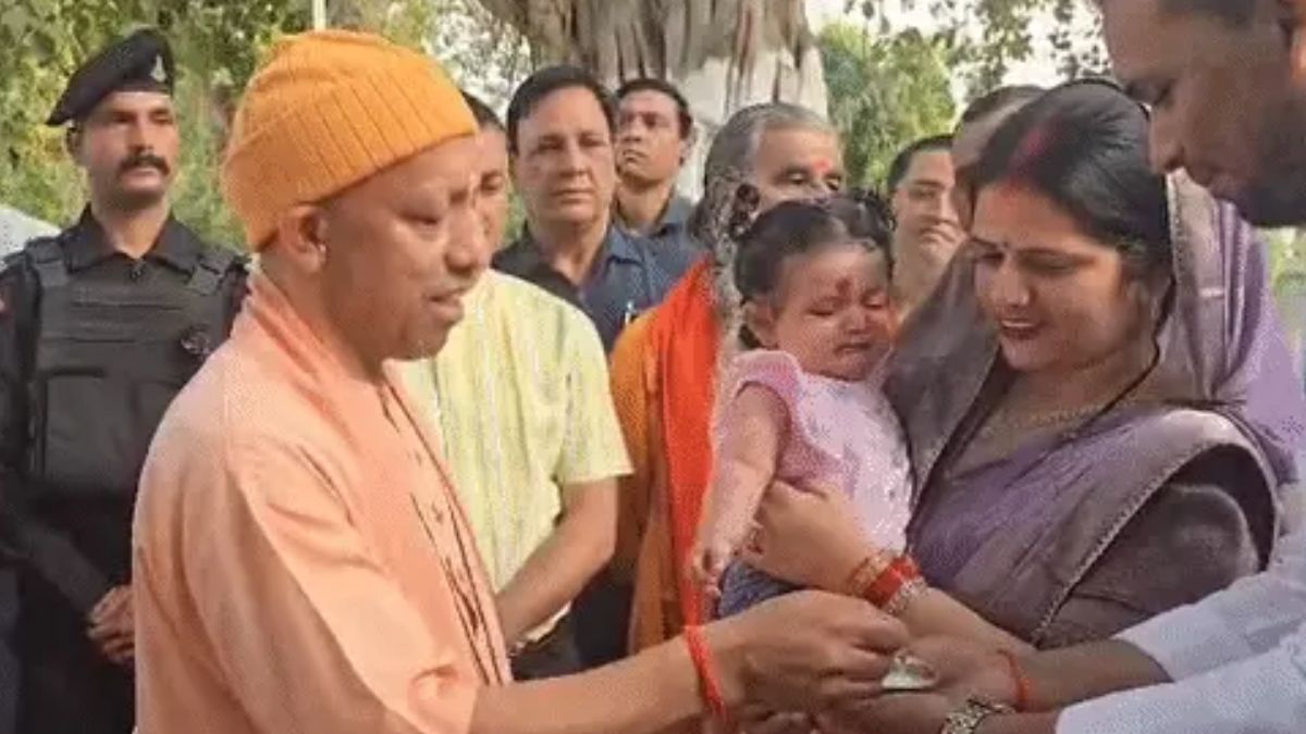 गोरखनाथ मंदिर में CM योगी का खास अंदाज, बच्चों को खिलाया पहला अन्न, वीडियो हुआ वायरल