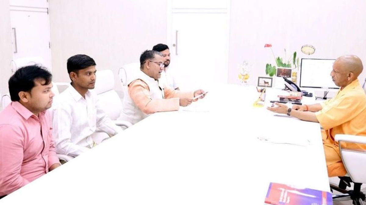 डिबाई विधायक की CM योगी से हुई मुलाकात, मंदिर विकास के लिए 46 लाख हुए मंजूर, युवाओं को मिलेगी फ्री कोचिंग