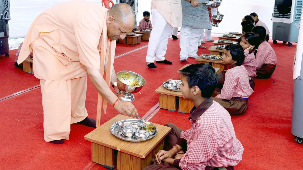 सीएम योगी ने बच्चों को परोसा मिड-डे मील, उपहार और चॉकलेट पाकर खिलखिलाए बच्चे