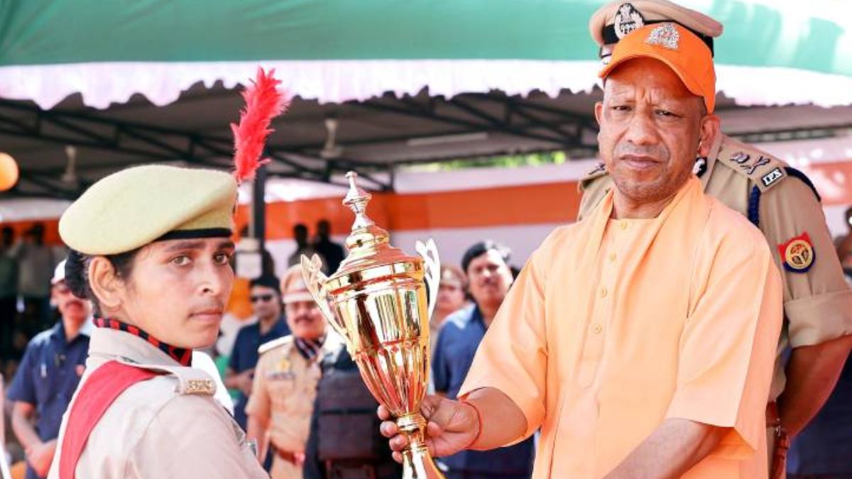 योगी सरकार ने की ऐतिहासिक भर्ती, यूपी पुलिस में शामिल हुए 60 हजार 244 सिपाही, भव्य परेड में शामिल हुए सीएम योगी